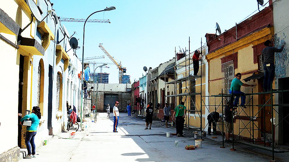 Costanera Norte apoya pintura de fachadas en Independencia